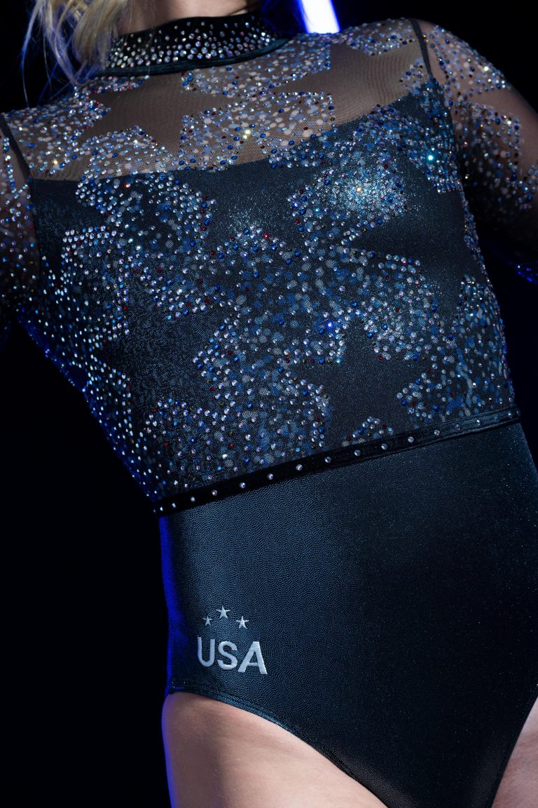 Сборная США по гимнастике представила в Париже купальник с символикой американского флага.
