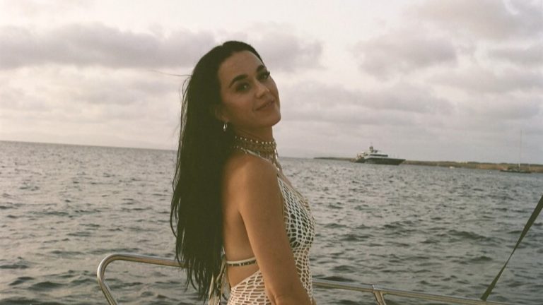 Katy Perry condivide il nuovo singolo, "Lifetimes"“