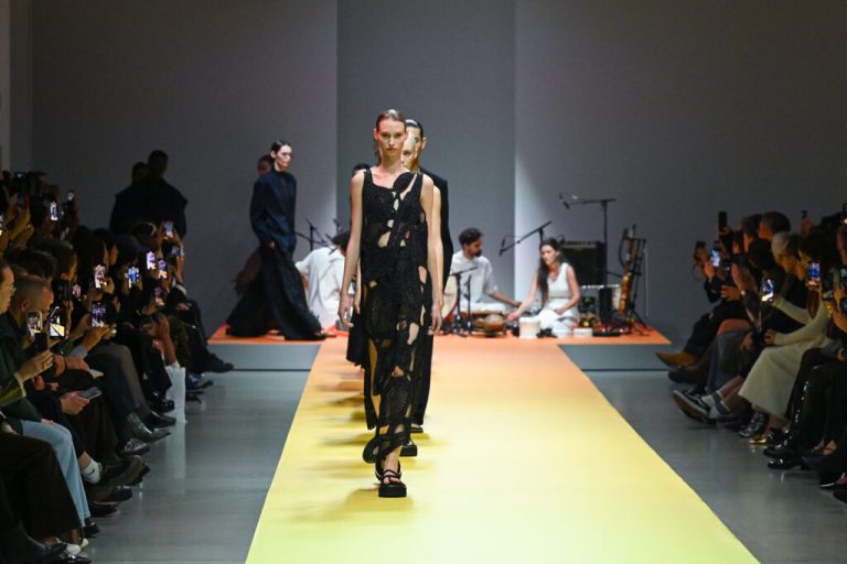 Le défilé SS25 de CFCL fait ses débuts à la Fashion Week de Paris