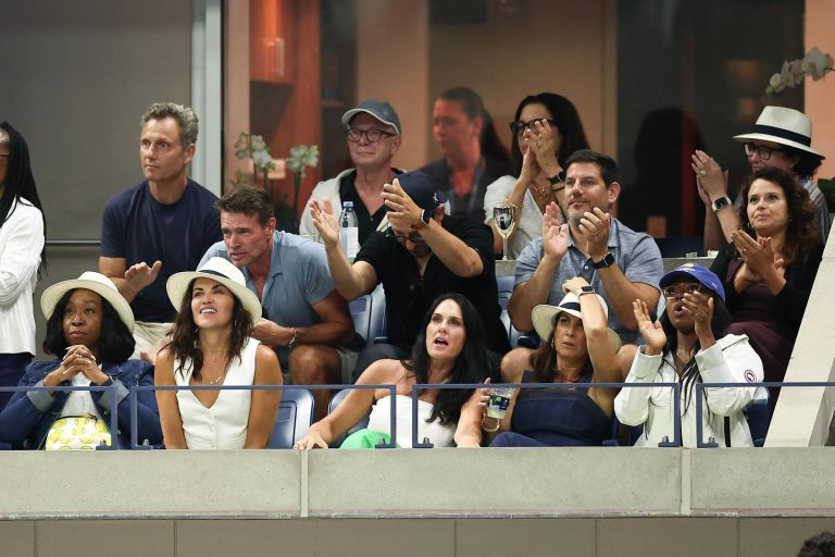 Shonda Rhimes, abajo a la izquierda, y Tony Goldwyn, arriba a la izquierda, junto a Scott Foley, y Katie Lowes, en el extremo derecho, en el US Open 2024 el lunes 2 de septiembre de 2024 en Flushing, NY. (Pip CowleyUSTA)