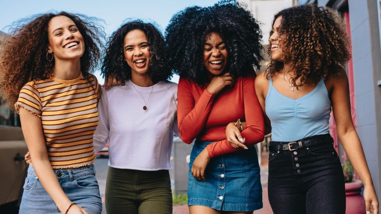 Top 10 des tops de sortie pour rehausser votre look de soirée