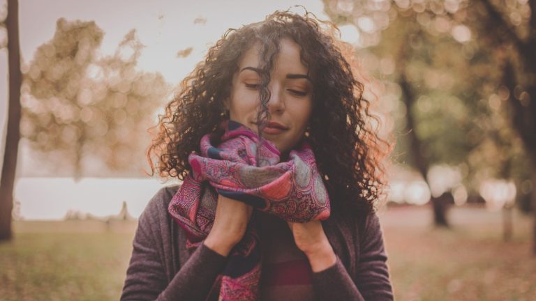 Come abbinare la sciarpa nell'autunno 2024