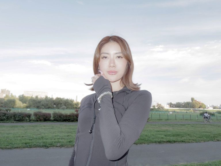 Qrion pubblica il nuovo singolo 'Lean Into Light feat. Pinkpirate'‘