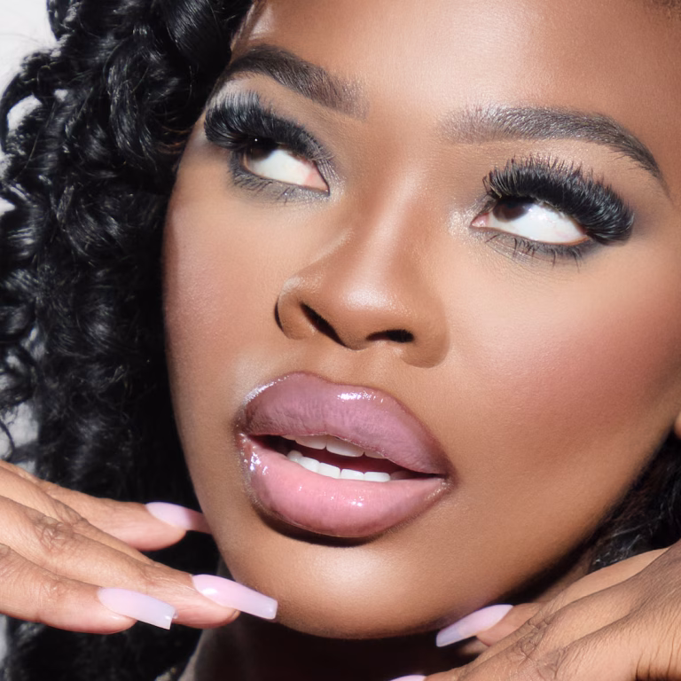 লিপ কম্বো বাই THEGIRLJT: JT's লিমিটেড-এডিশন লিপ কিট উইথ MAC কসমেটিক্স