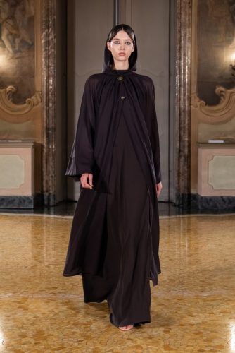 Afraa Al-Noaimi stellt ihre "Wüstenrose"-Kapselkollektion vor