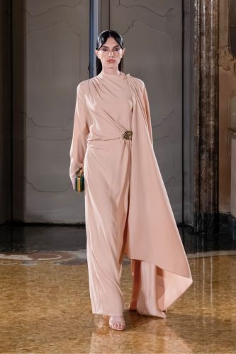 Afraa Al-Noaimi stellt ihre "Wüstenrose"-Kapselkollektion vor