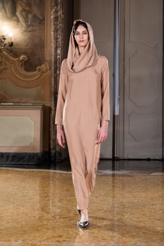 Afraa Al-Noaimi stellt ihre "Wüstenrose"-Kapselkollektion vor