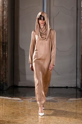 Afraa Al-Noaimi stellt ihre "Wüstenrose"-Kapselkollektion vor