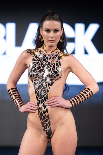Le projet Black Tape est présenté à la Semaine de la mode de New York 2025 par Art Hearts Fashion