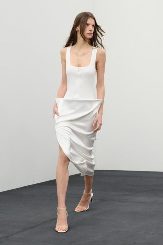 Courrèges 2026秋冬系列：Nicolas Di Felice 描绘一位女性在运动中的24小时