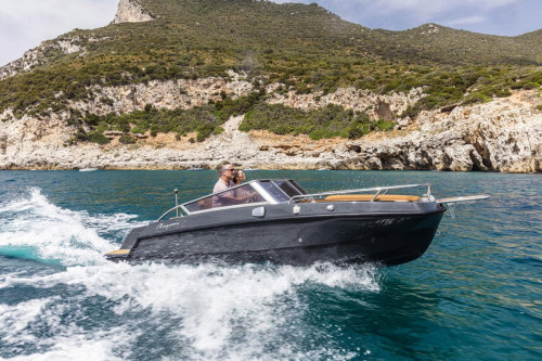 Full electric bowrider Magonis Wave e-550 reaches 22 knots of speed with a new 30kW engine