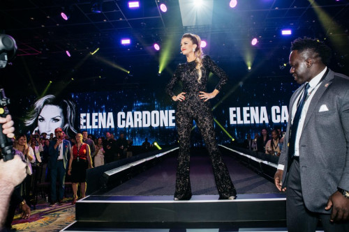 Elena-Cardone-on-stage