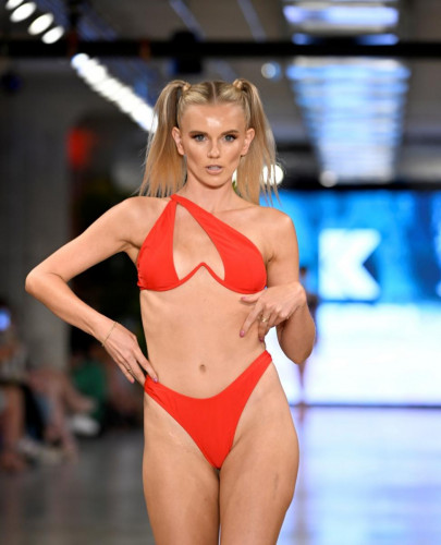 KEPPI FITNESS DÉFILE À LA SEMAINE DE LA NATATION DE LOS ANGELES