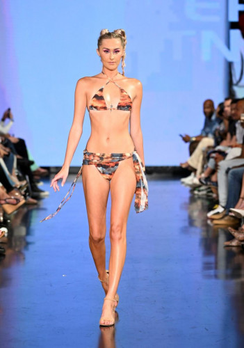ملابس سباحة Keppi Fitness في أسبوع السباحة في ميامي 2022، بدعم من Art Hearts Fashion