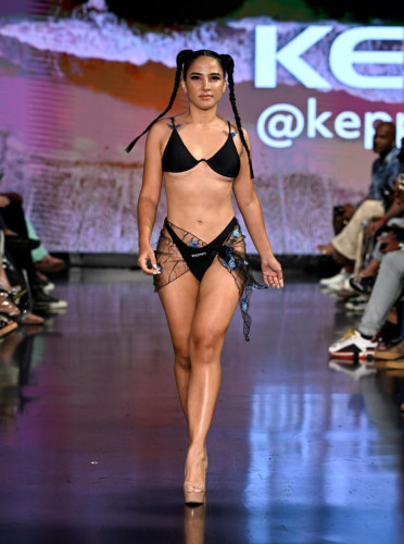 ملابس سباحة Keppi Fitness في أسبوع السباحة في ميامي 2022، بدعم من Art Hearts Fashion