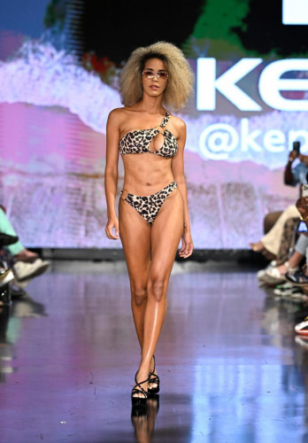 ملابس سباحة Keppi Fitness في أسبوع السباحة في ميامي 2022، بدعم من Art Hearts Fashion
