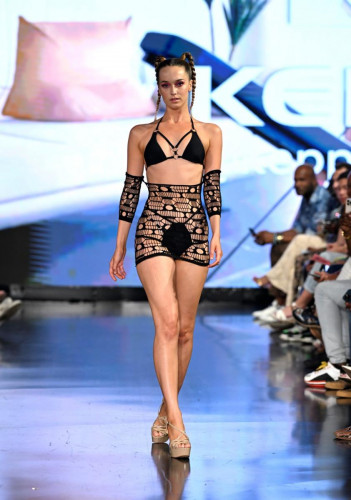 ملابس سباحة Keppi Fitness في أسبوع السباحة في ميامي 2022، بدعم من Art Hearts Fashion