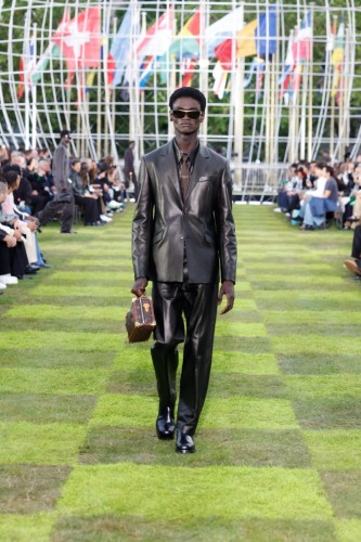 LOUIS-VUITTON-MENrsquoS-SPRING-SUMMER-2025-LOOK-18