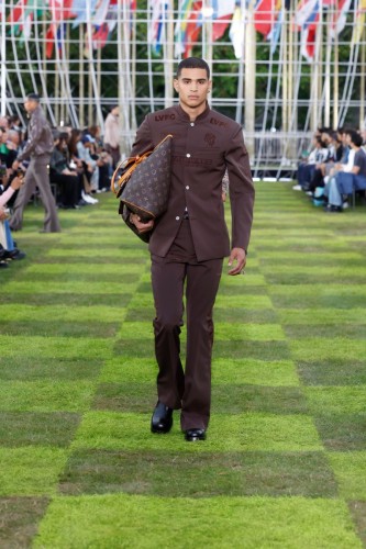 LOUIS-VUITTON-MENrsquoS-SPRING-SUMMER-2025-LOOK-38