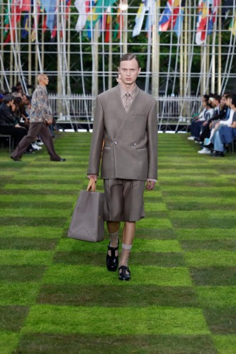 LOUIS-VUITTON-MENrsquoS-SPRING-SUMMER-2025-LOOK-53
