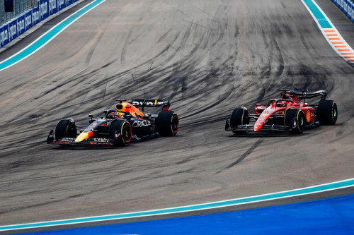 Max Verstappen, Red Bull Racing RB18, leads Charles Leclerc, Ferrari F1-75