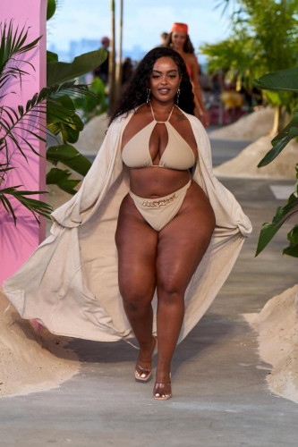 PRETTYLITTLETHING RUNWAY SHOW IMAGES