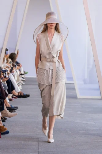 Peserico Spring 2027: “Tessuti di Parole” in Milan Fashion Week