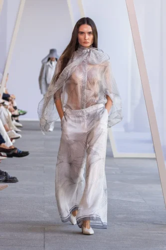 Peserico Spring 2027: “Tessuti di Parole” in Milan Fashion Week