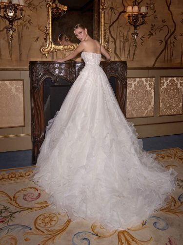 Pronovias Unveils the Privée 2026 Collection