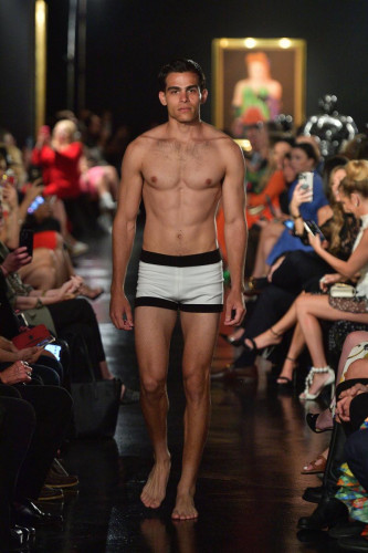 Sfilata di moda Rene by RR alla Miami Fashion Week 2022