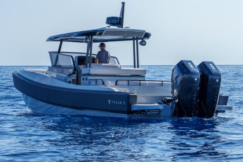 TYKUN-X-The-All-Aluminum-Made-in-Italy-Chase-Boat-That-Hits-55-Knots-21