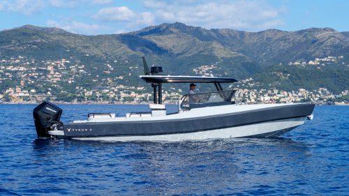 TYKUN-X-The-All-Aluminum-Made-in-Italy-Chase-Boat-That-Hits-55-Knots-22