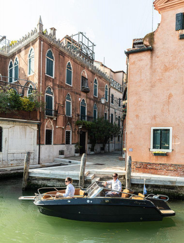 The New Full Electric Magonis Wave e-550 Enchantsthecanals of Venice